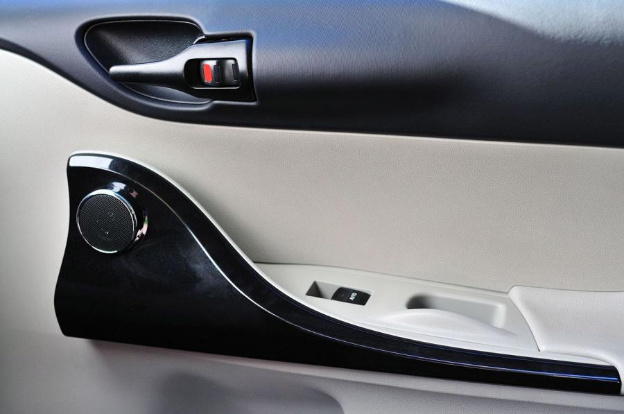 Детали интерьера Scion iQ 2012 года  (фото 17 из 128)